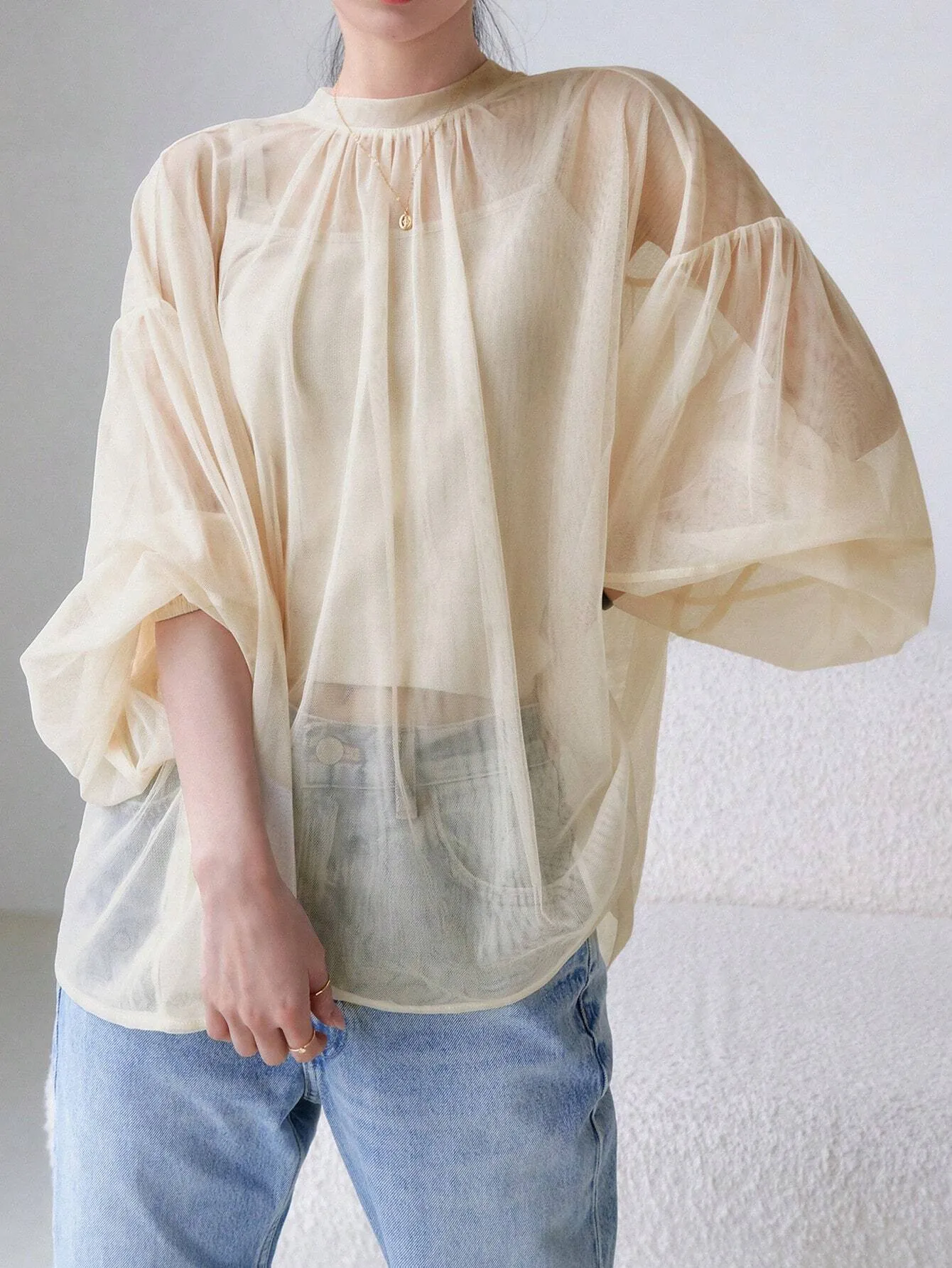 -Less Blusa de cuello alto de manga farol transparente de organdi